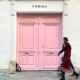 Trend růžové na pařížských dveřích